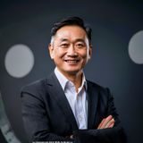 李维，中字搜索网创始人兼CEO，站在公司logo背景前微笑，气质沉稳亲和，展现种子搜索创业初心