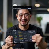 王博，中字搜索网用户体验设计师，手持平板展示种子搜索界面原型，充满对设计的热情与活力