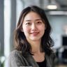 种子搜索产品经理张晓雯，温柔笑容的年轻女性，负责用户体验设计，背景为简洁白色办公室