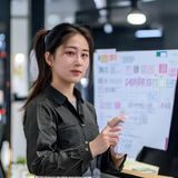 陈晓梅，中字搜索网产品负责人，在白板前用便利贴规划种子搜索新功能，眼神专注充满创意